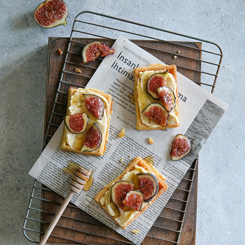 Gaufres croustillantes, crème d’amande et figues fraîches au miel