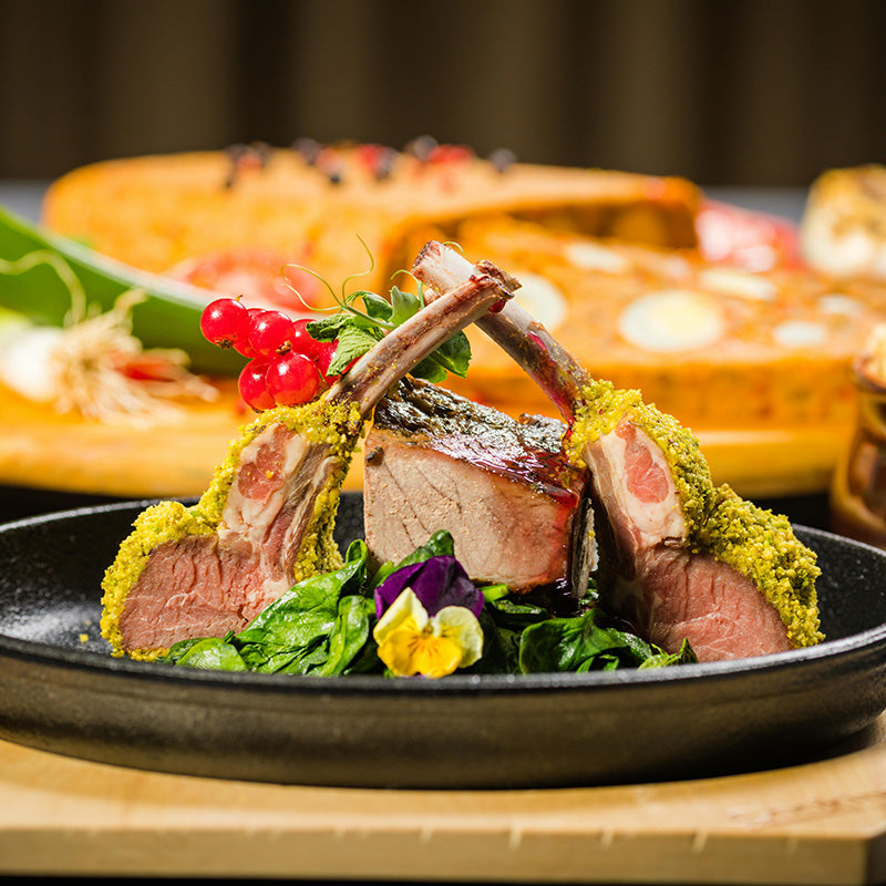 Carré d’agneau en croûte d’herbes et ail confit : un mariage parfait avec Château Arnauld