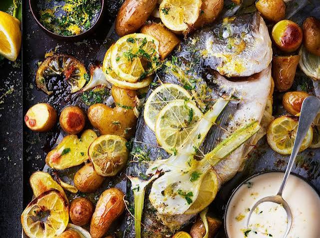 Dorade entière rôtie au four, fenouil, citron et pommes de terre grenailles