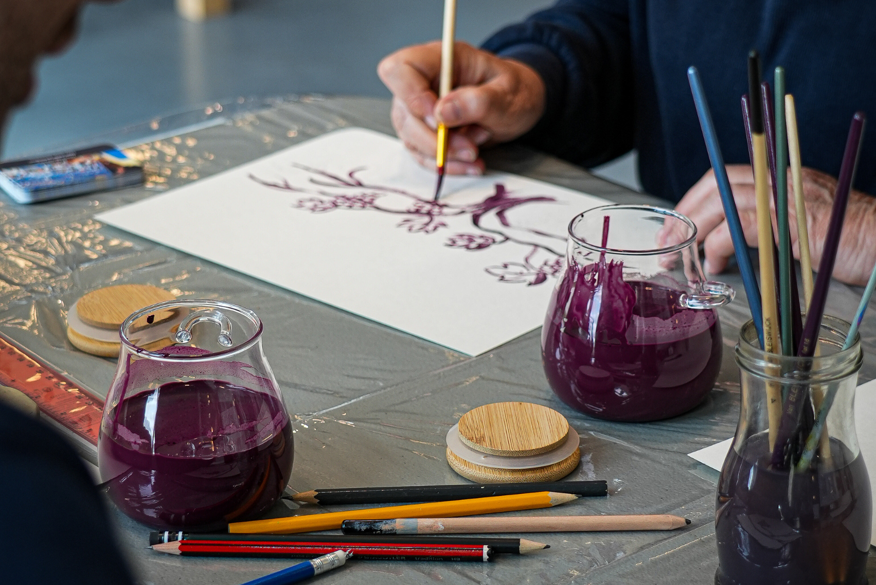 Initiez-vous à la peinture à la lie de vin : une expérience artistique et sensorielle au cœur du vignoble
